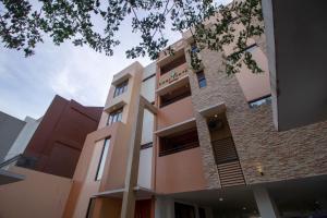 vista su un edificio dall'esterno di RedDoorz Plus @ CBD Bintaro a Peladen