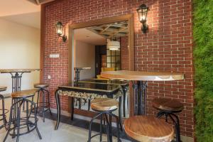 Restaurant o un lloc per menjar a RedDoorz Plus @ CBD Bintaro