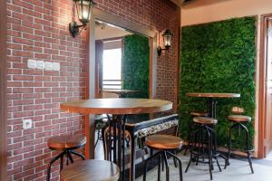 Restaurant o un lloc per menjar a RedDoorz Plus @ CBD Bintaro