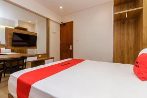Llit o llits en una habitació de RedDoorz Plus @ CBD Bintaro