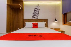 Llit o llits en una habitació de RedDoorz Plus @ CBD Bintaro