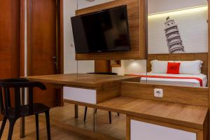 Televisor o centre d'entreteniment de RedDoorz Plus @ CBD Bintaro