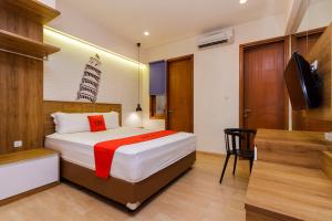 Кровать или кровати в номере RedDoorz Plus @ CBD Bintaro