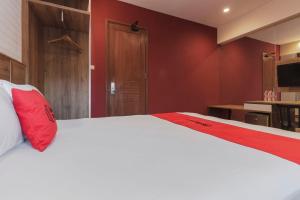 Llit o llits en una habitació de RedDoorz Plus @ CBD Bintaro