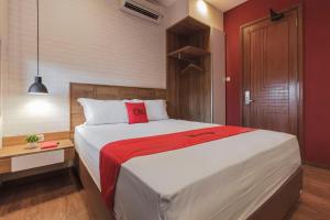 Llit o llits en una habitació de RedDoorz Plus @ CBD Bintaro