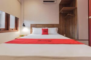 Llit o llits en una habitació de RedDoorz Plus @ CBD Bintaro