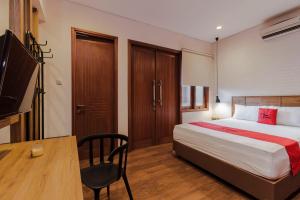 Llit o llits en una habitació de RedDoorz Plus @ CBD Bintaro