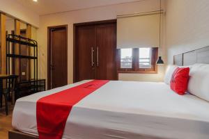 Llit o llits en una habitació de RedDoorz Plus @ CBD Bintaro