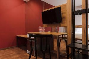 Televisor o centre d'entreteniment de RedDoorz Plus @ CBD Bintaro