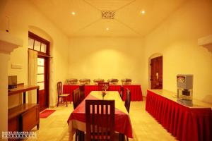 uma sala de jantar com mesas e cadeiras vermelhas em Hotel Serendib Hill em Bandarawela