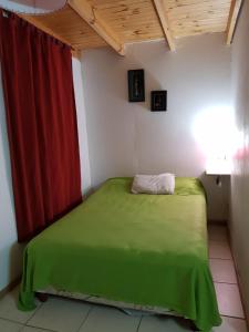 En eller flere senge i et værelse på Cabañas Kehuen + 50 billeder