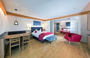 una camera d'albergo con letto e scrivania di Hotel Truyenhof a Ried im Oberinntal