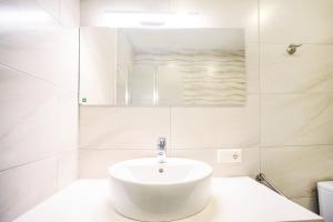 スヴェトロゴルスクにあるKöenig Style 7の白いバスルーム(シンク、鏡付)