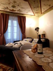 Una botella de vino sentada en una mesa en un dormitorio en Maison Croix de Ville, en Aosta