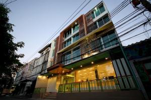 ein Gebäude mit einem Balkon auf der Seite in der Unterkunft S3 Residence Park in Bangkok