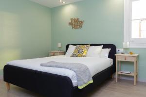バルセロナにあるCasa Cosi - Mallorca 3のベッドルーム1室(大型ベッド1台、白いシーツ、枕付)