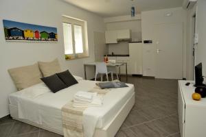 Cucina o angolo cottura di MARIMAR - Apartments OTRANTO