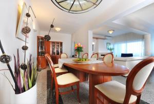 comedor y sala de estar con mesa y sillas en Villa Cablex, en Crveni Vrh