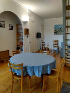 a dining room with a table and chairs in a room at Appartement au calme Centre Ville à 2 pas du vieux marché in La Rochelle