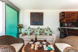 a living room with a couch and a table at Departamento Aria Ocean in Nuevo Vallarta