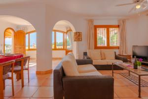 sala de estar con sofá y mesa en Villas Guzman - Sonrisas, en Benissa