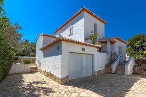 a white house with a garage at Villas Guzman - Olivos in Benissa