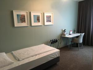Postel nebo postele na pokoji v ubytování MAX Hotel Düsseldorf Self-Check-in