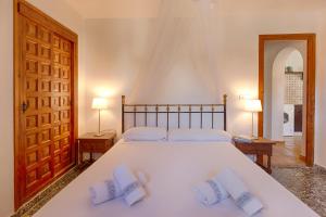 ベニッサにあるVillas Guzman - Morewoodのベッドルーム1室(大きな白いベッド1台、枕2つ付)
