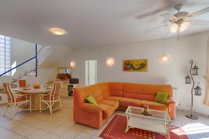 ベニッサにあるVillas Guzman - Olivosのリビングルーム(オレンジ色のソファ、テーブル付)