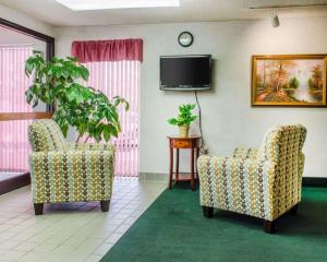 TV a/nebo společenská místnost v ubytování Econo Lodge
