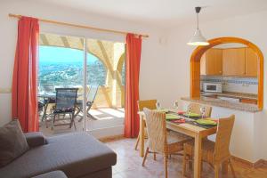 ベニタチェルにあるVillas Guzman - Apartamento Velazquezのリビングルーム(テーブル付)、眺めの良いキッチンが備わります。