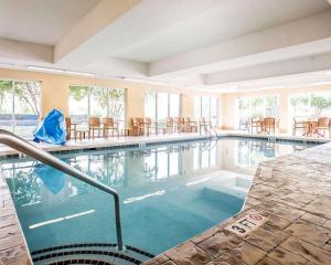 una gran piscina con mesas y sillas en Comfort Suites Rock Hill Manchester Meadows Area, en Rock Hill