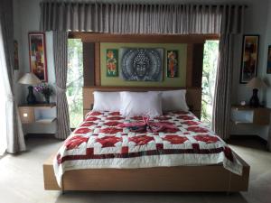 Cama ou camas em um quarto em Barclona Guesthouses Lovina