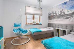 a bedroom with a swinging bed and a window at Apartament Lux-Nadrzeczna 5 minut od Deptaka in Karpacz +31 photos