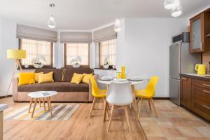 a living room with a couch and a table and chairs at Apartament Lux-Nadrzeczna 5 minut od Deptaka in Karpacz