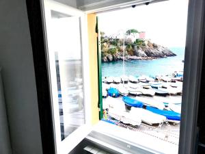 een kamer met een raam met uitzicht op de oceaan bij Ancient Porticciolo - Nervi Genova in Genua