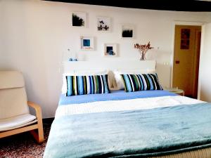 ジェノヴァにあるAncient Porticciolo - Nervi Genovaのベッドルーム1室(白いヘッドボード付きのベッド1台、椅子付)