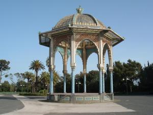 un gazebo con una croce sopra di San Giorgio Rooms a Caltagirone