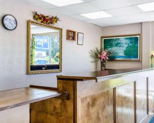 a waiting room with a mirror and a counter at Rodeway Inn in Gadsden