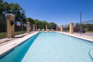 una piscina con una valla alrededor en Comfort Suites Airport South en Montgomery