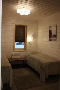 1 dormitorio con 2 camas y ventana en Baza otdiha Lesnaya Obitel, en Roshchino