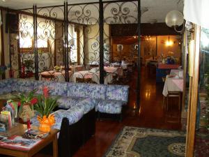 a living room with a couch and a table at Hotel Olimpic in Sestriere