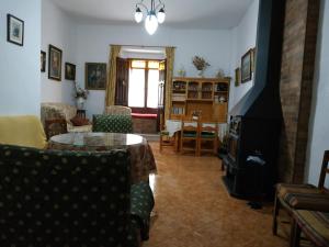 sala de estar con mesa y chimenea en Casa Pelayo, en Cañete la Real