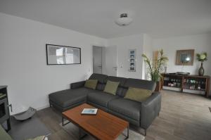 ein Wohnzimmer mit einem Sofa und einem Tisch in der Unterkunft Haus Sandra in Sassnitz