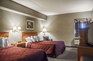 una camera d'albergo con due letti e una televisione di Comfort Inn Lundy's Lane a Niagara Falls