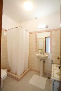 Poço PartidoにあるCASA CARVOEIROのシャワーカーテンと洗面台付きのバスルーム +40枚の写真