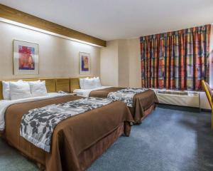 una camera d'albergo con due letti e una finestra di Rodeway Inn a Fremont