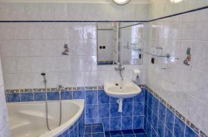 Uma casa de banho em Hotel Alf