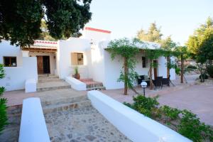 a house with white walls and a courtyard at Can Vich in Sant Carles de Peralta