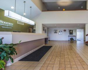 Rodeway Inn في Fremont: ردهة مستشفى مع غرفة انتظار